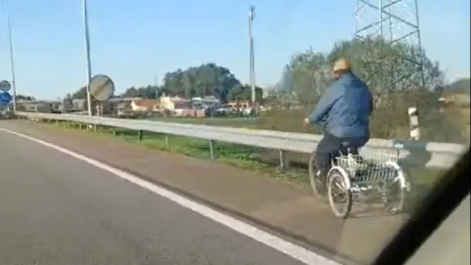 "Pelos caminhos de Portugal". Homem filmado a circular na A28 de triciclo