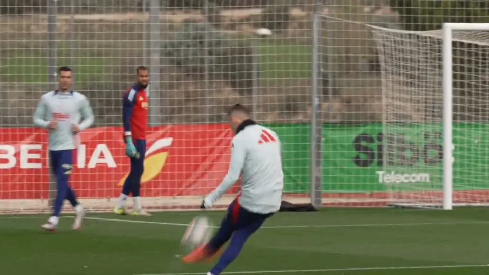 Grimaldo marca golaço no treino da seleção espanhola a lembrar... Benfica