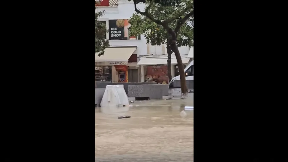 Chuva intensa alagou estradas, caves e lojas em Albufeira e Olhão