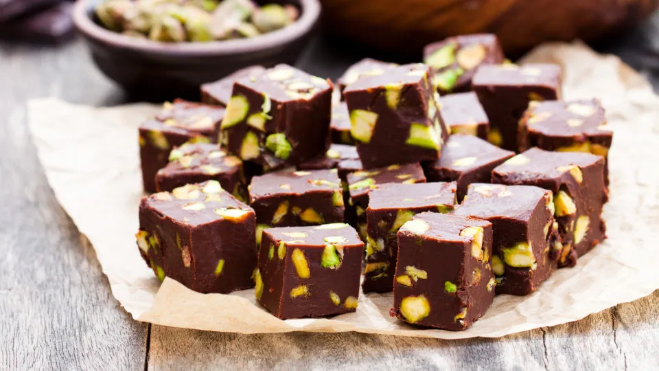 É impossível comer apenas um destes quadradinhos de chocolate e pistacho 