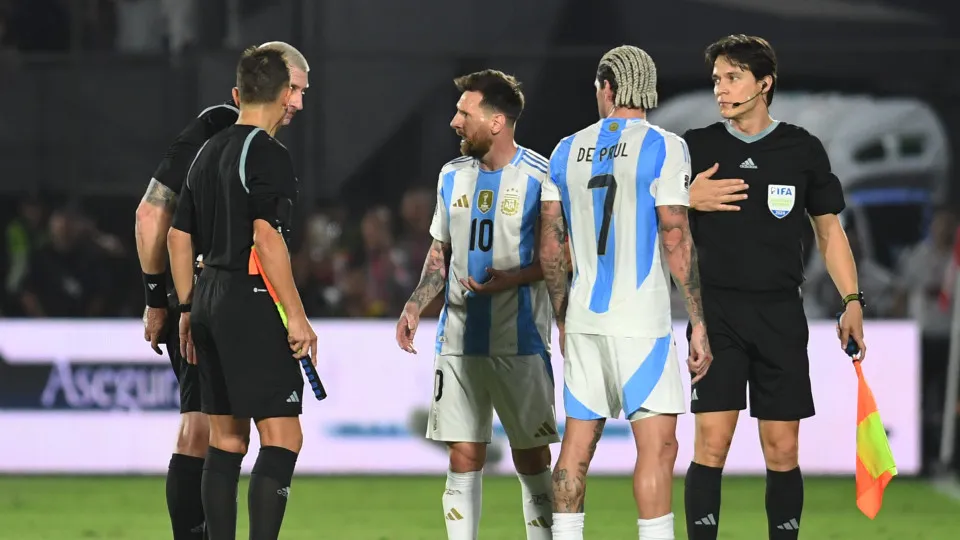 Argentina perde e Messi 'atira-se' ao árbitro: "Não gosto de ti"