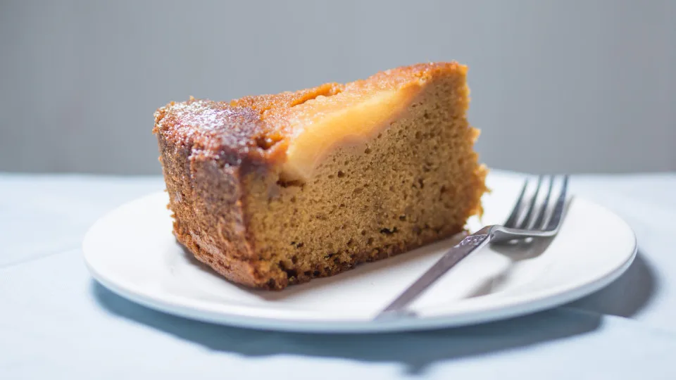 Bolo de pera e gengibre. Veja esta receita muito fácil de Jamie Oliver