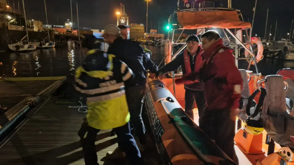 Homem resgatado após sofrer "acidente" em embarcação ao largo de Leixões