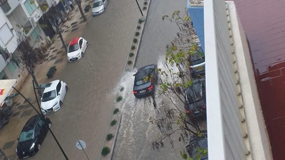 Chuva intensa provoca inundações na cidade de Olhão