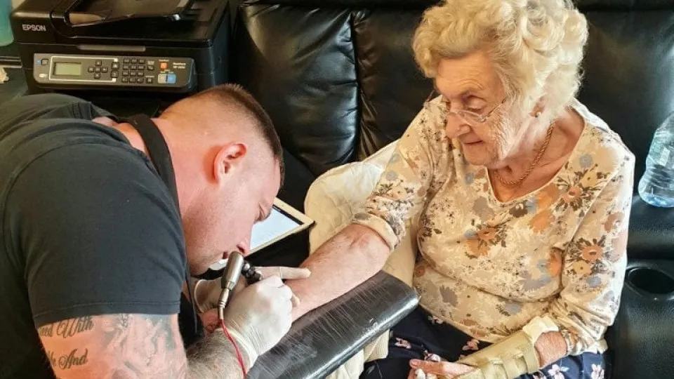 Mulher mais idosa do Reino Unido a ser tatuada vai repeti-lo aos 100 anos