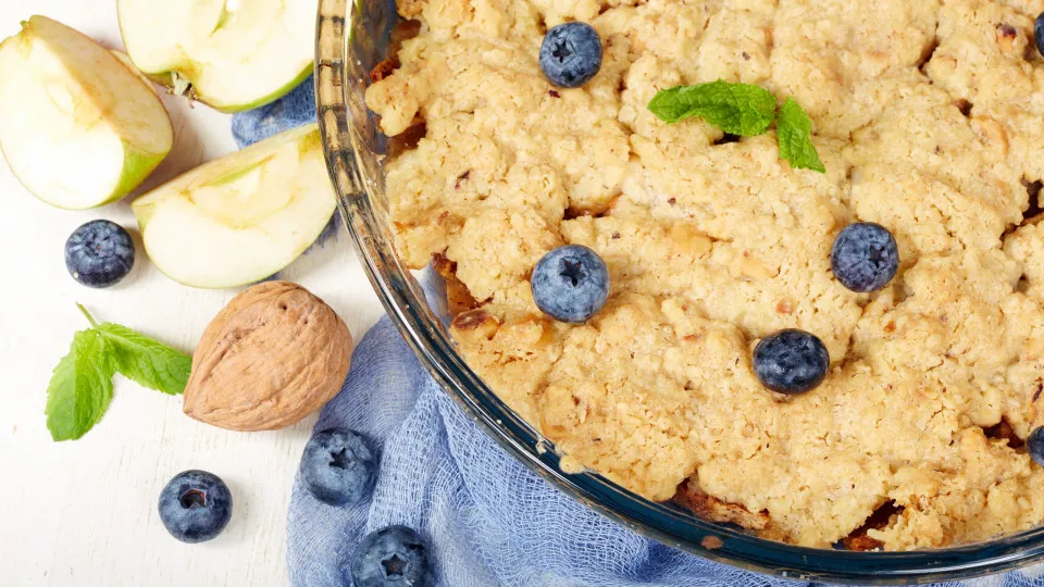 Queremos muito que experimente esta receita de crumble de maçã e mirtilos