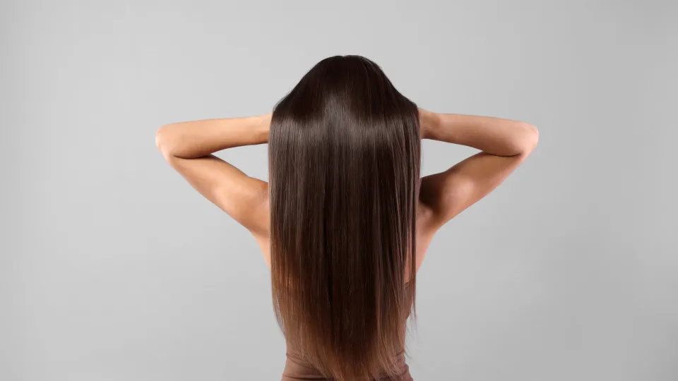 Para um cabelo impecavelmente liso, atente neste truque 'milagroso'