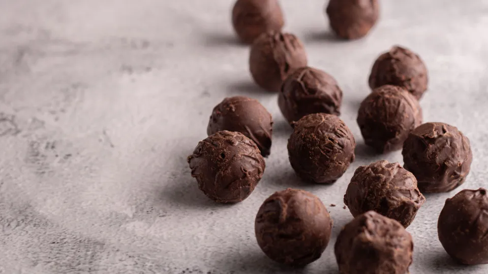 Quer algo doce? Faça estas bolinhas de chocolate e leite condensado