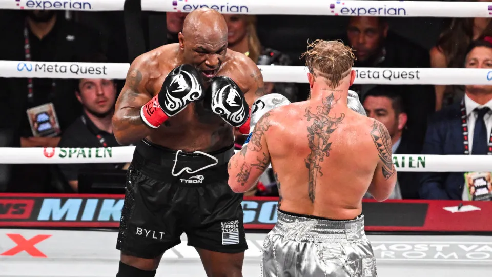 Apanhado a morder a luva durante combate, Mike Tyson já se explicou