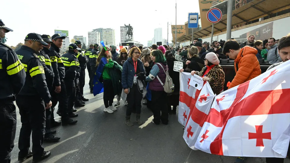 Polícia dispersa protesto junto à sede da Comissão Eleitoral da Geórgia