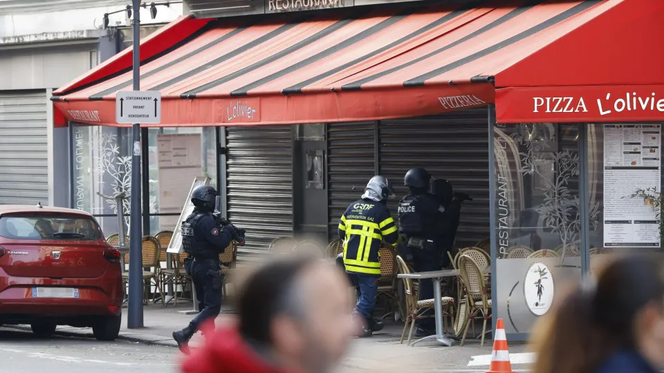 Homem faz funcionários reféns em restaurante nos arredores de Paris