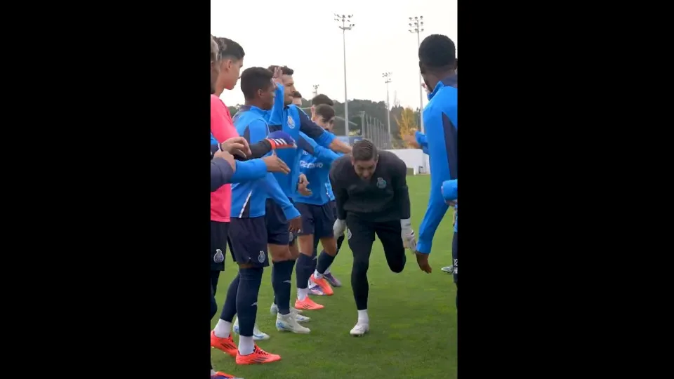 Cláudio Ramos celebrou aniversário no treino com discurso... e praxe