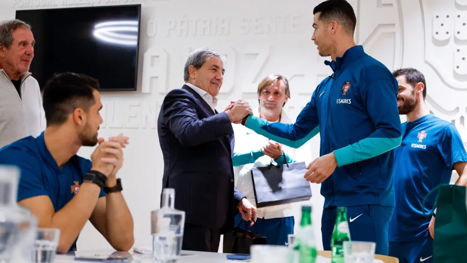 Jogadores da seleção entregaram prenda ao presidente Fernando Gomes