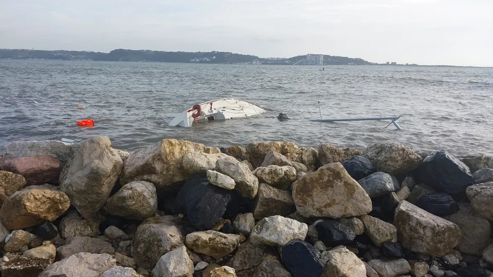 Cinco pessoas resgatadas após veleiro adernar na Cruz Quebrada, em Oeiras