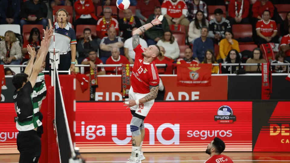 E vão três. Sporting volta a derrotar Benfica e é líder do campeonato