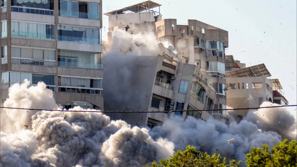 Israel ataca subúrbios de Beirute depois de ordenar evacuação. As imagens