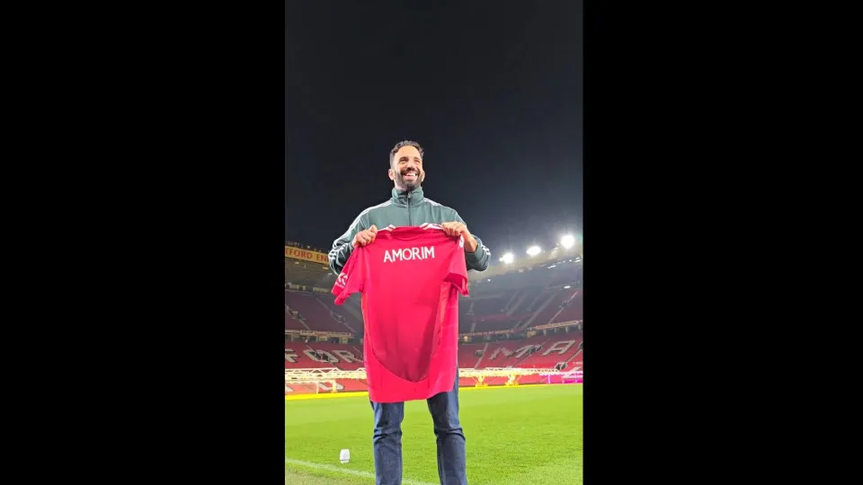 A reação de Amorim ao posar pela primeira vez com a camisola do United