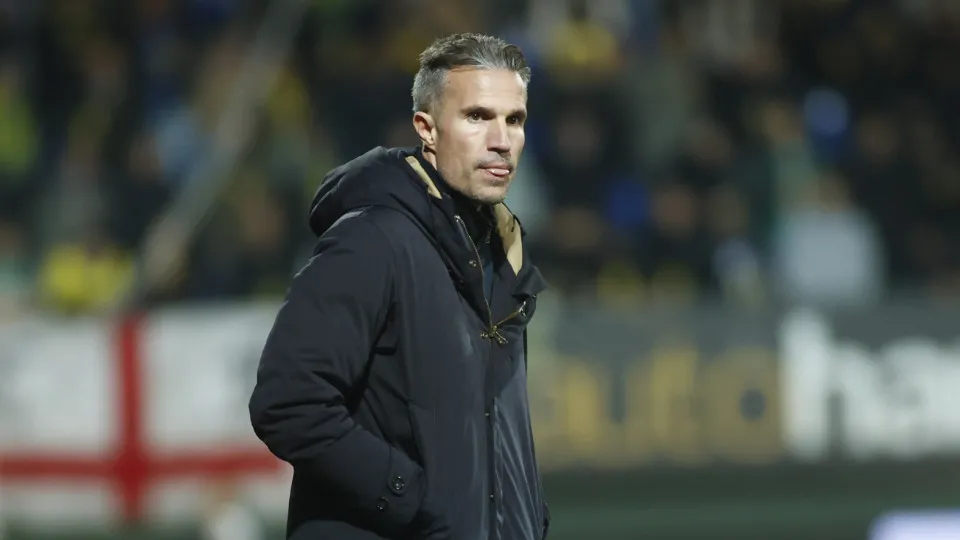 Van Persie: "Não espero trabalhar no Arsenal. A porta está fechada"