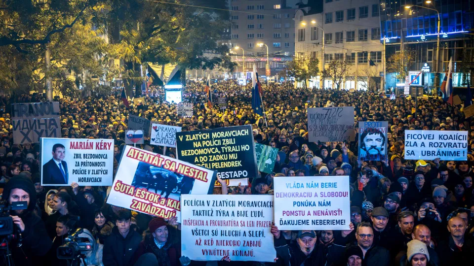 Oposição eslovaca manifesta-se contra governo de Robert Fico