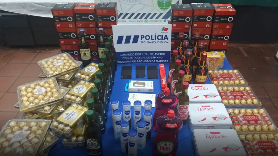 Trio rouba em supermercado. Levavam 14 garrafas de azeite e chocolates