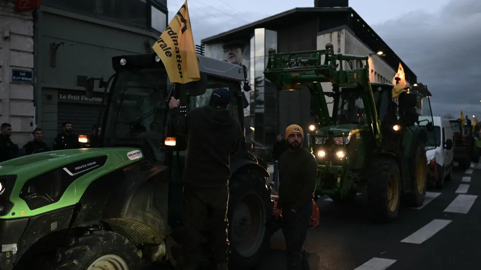 Sindicatos agrícolas endurecem protestos com bloqueios em toda a França