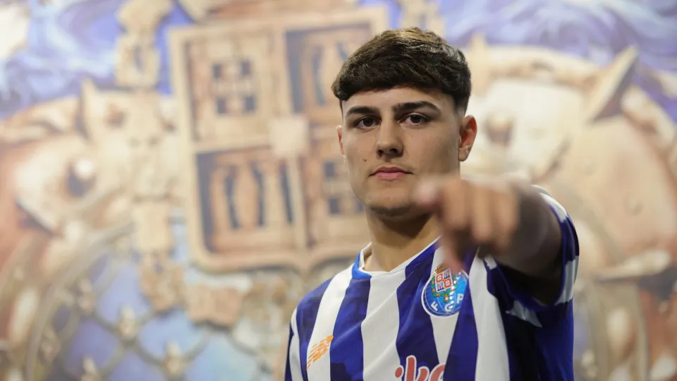 Oficial: FC Porto 'amarra' jovem internacional português