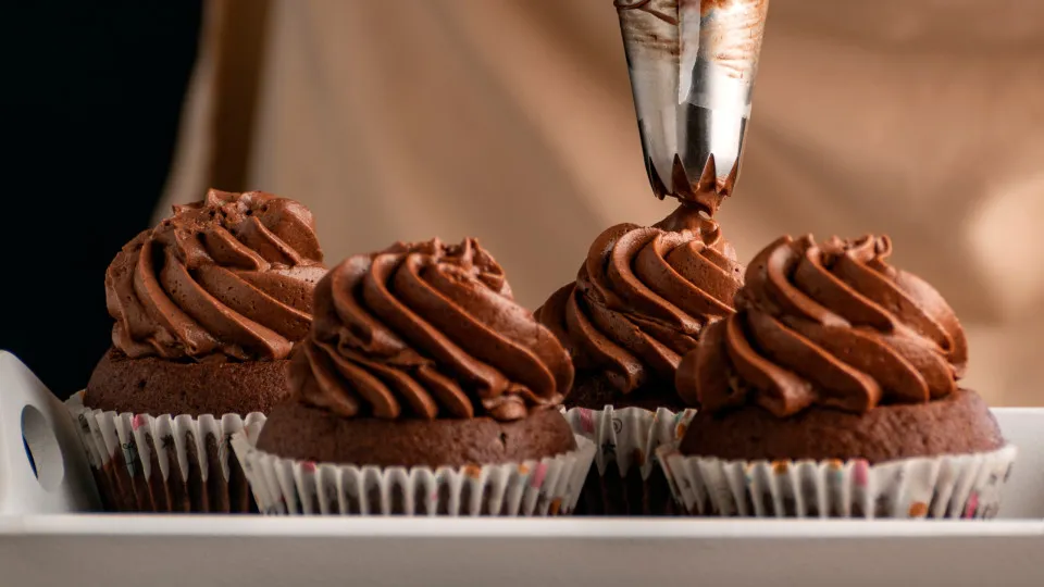 Não tem sujar muita loiça para fazer uns (gulosos) cupcakes de chocolate