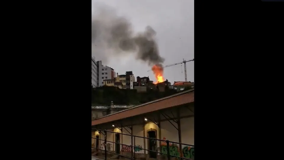 Incêndio consome pensão no centro histórico do Porto. Há um ferido