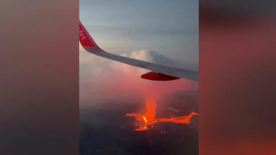 Passageiros de avião filmam vulcão em erupção na Islândia. Veja o vídeo