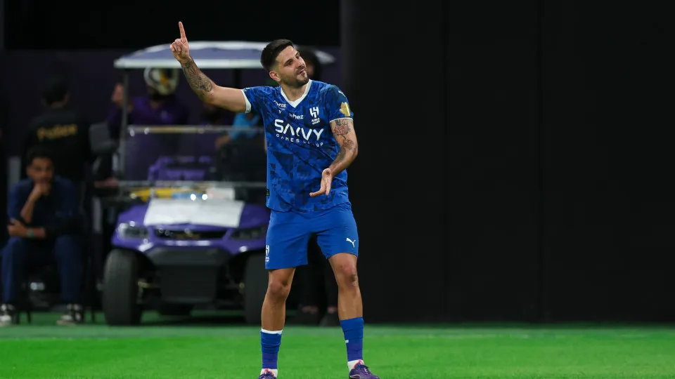 RIYADH, SAUDI ARABIA - NOVEMBER 8:Aleksander Mitrovic of Al Hilal celebrates after scoring the 1st goal during the Saudi Pro League match between Al-Hilal and Al-Ettifaq at Kingdom Arena on November 8, 2024 in Riyadh, Saudi Arabia.  (Photo by Yasser Bakhs