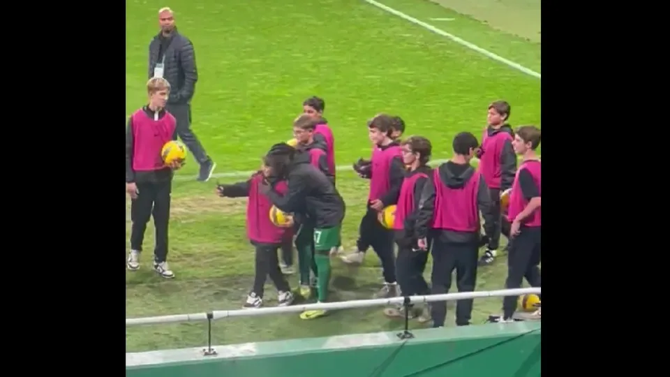 Geovany Quenda virou ídolo no Sporting e este momento em Alvalade prova-o