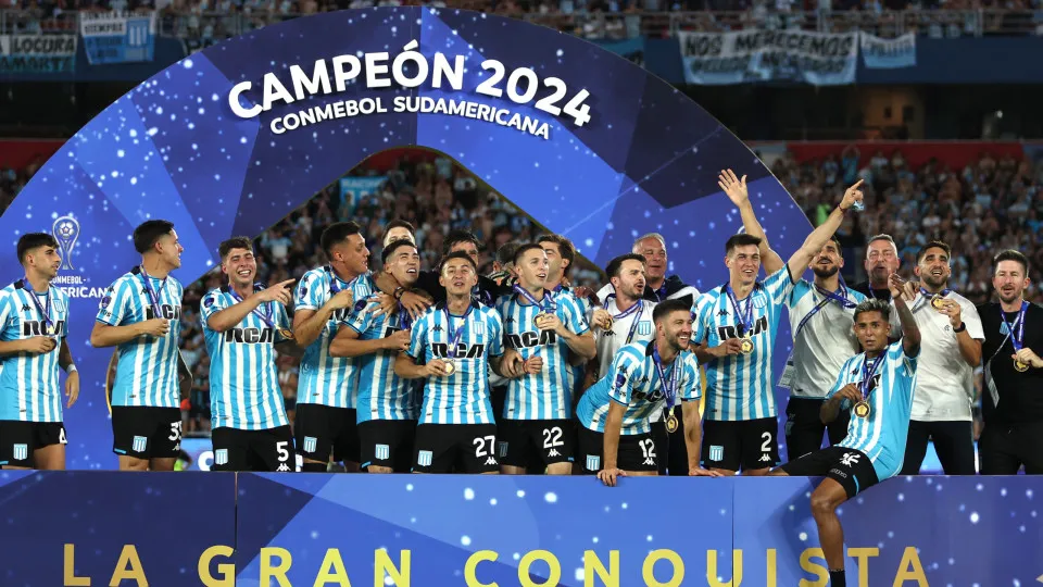 Racing vence Cruzeiro e ergue pela primeira vez a Taça Sul-americana