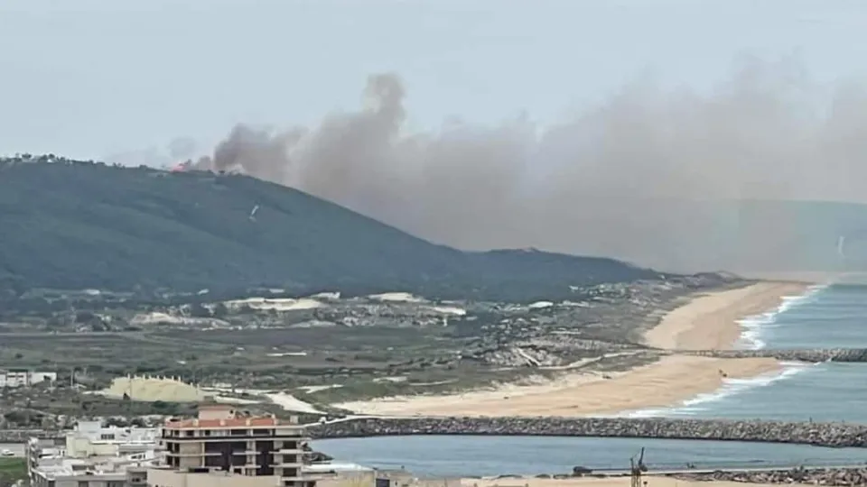 Incêndio em zona de mato na Nazaré combatido por quase 100 operacionais