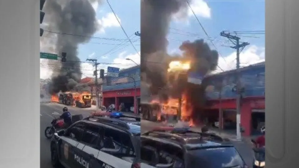 Autocarro em chamas atinge 2 carros e poste em São Paulo. Veja o vídeo