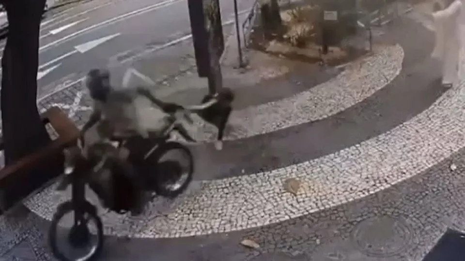 Mulher arrastada durante tentativa de assalto no Brasil. Veja o vídeo