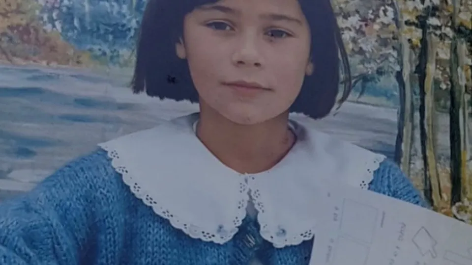 É atriz e mãe de uma menina. Reconhece a pessoa que está na fotografia?