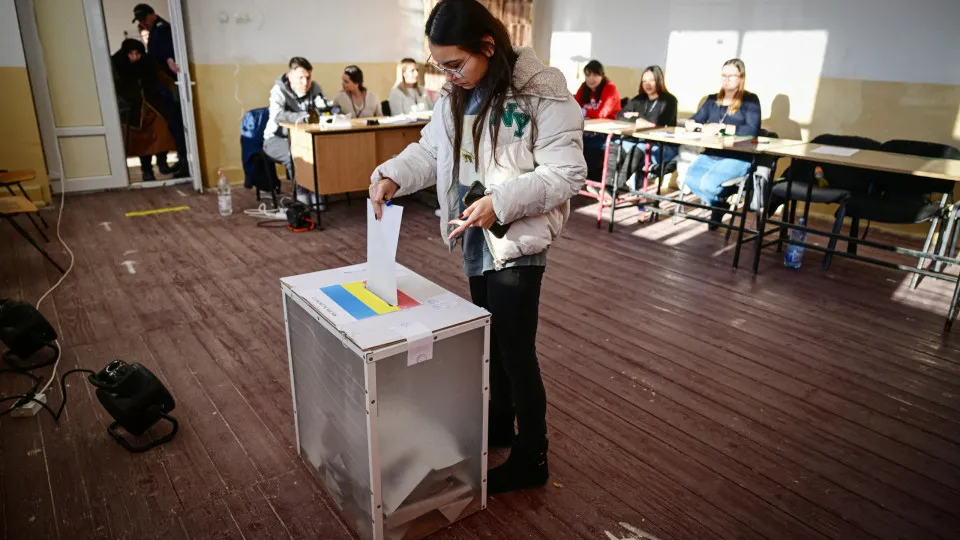 Tribunal Constitucional da Roménia ordena recontagem de votos de eleições