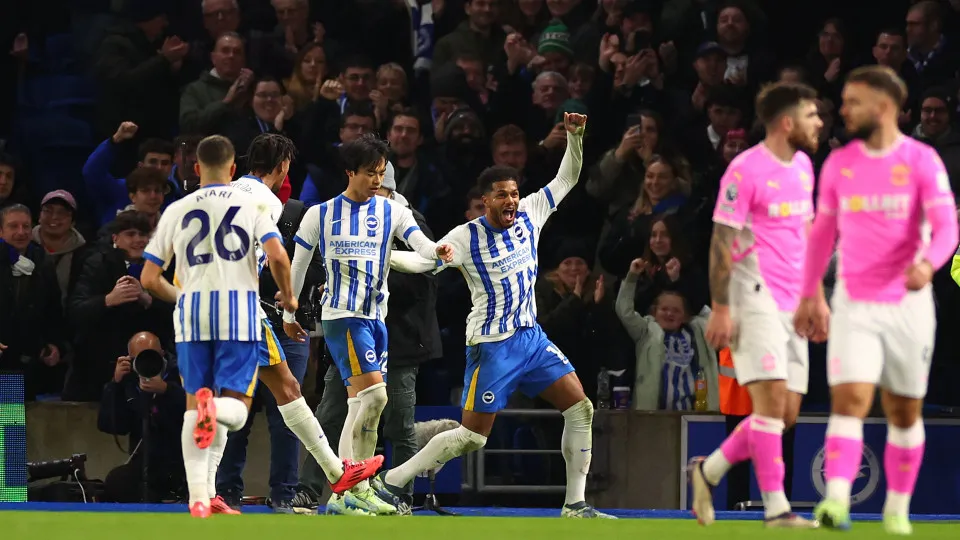 Brighton deixa fugir vitória, mas apanha Manchester City na tabela