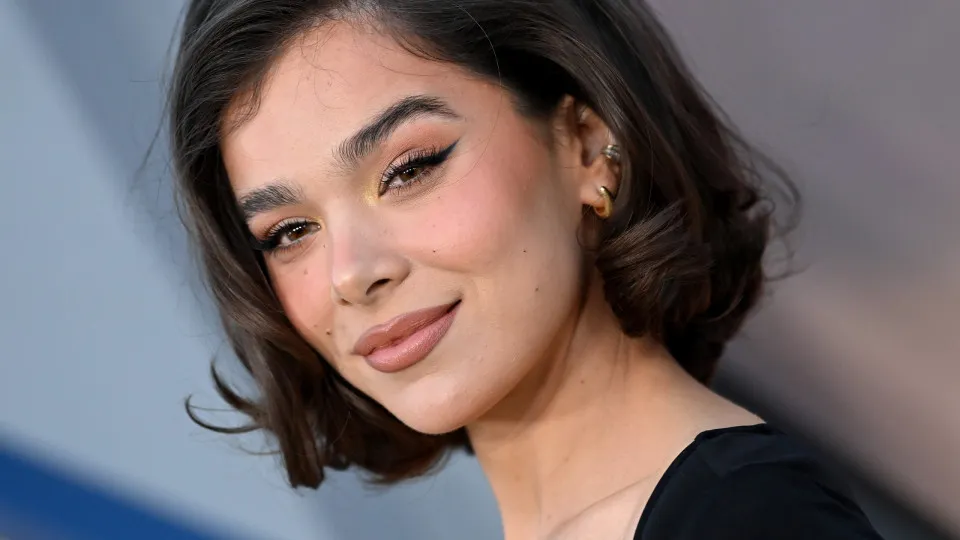 Velas, pôr do sol e flores. Hailee Steinfeld é pedida em casamento