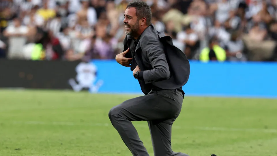 Artur Jorge ajoelhou e chorou após conquista do Botafogo na Libertadores