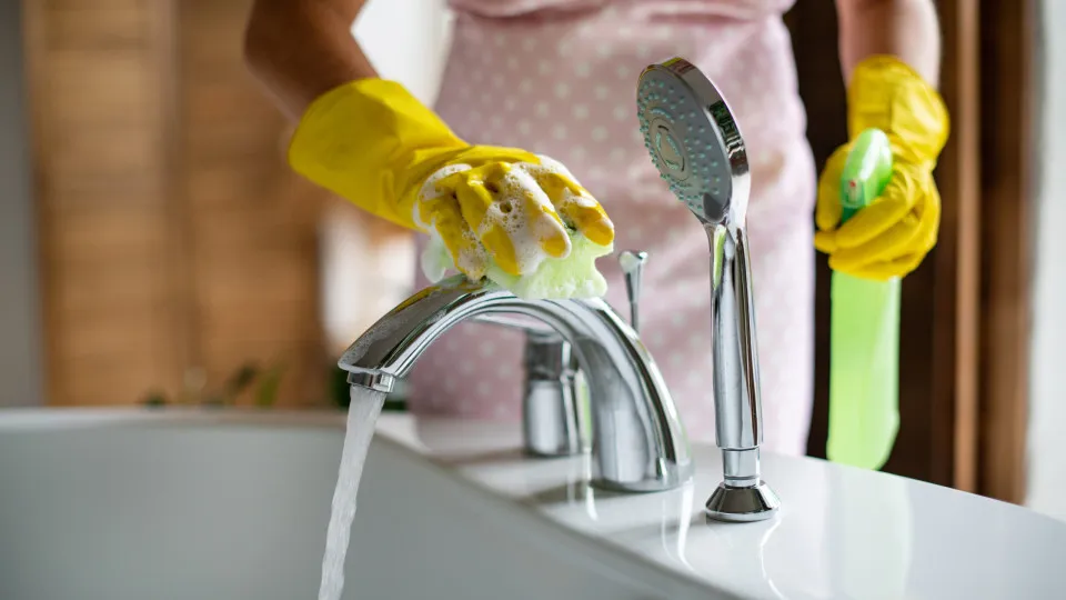 Erros que não deve (mesmo) cometer quando limpa a casa de banho 