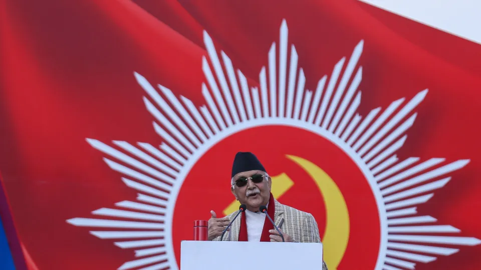 Ex-primeiro-ministro do Nepal proibido de sair do país
