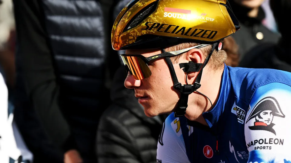 Ciclismo: Evenepoel hospitalizado após colidir com carrinha dos correios