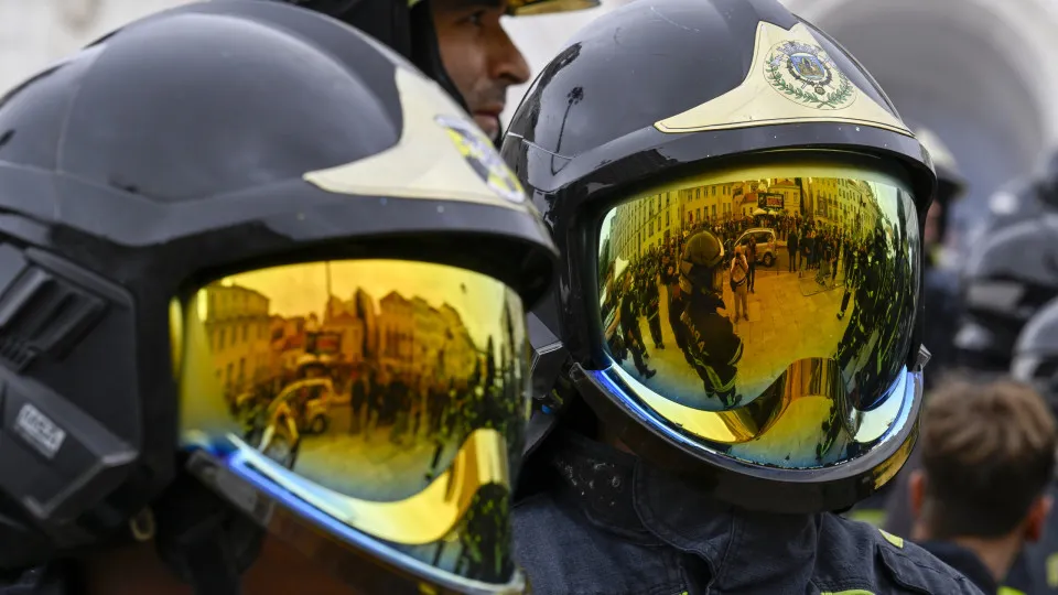 Bombeiros Sapadores protestam com petardos e tochas contra o Governo