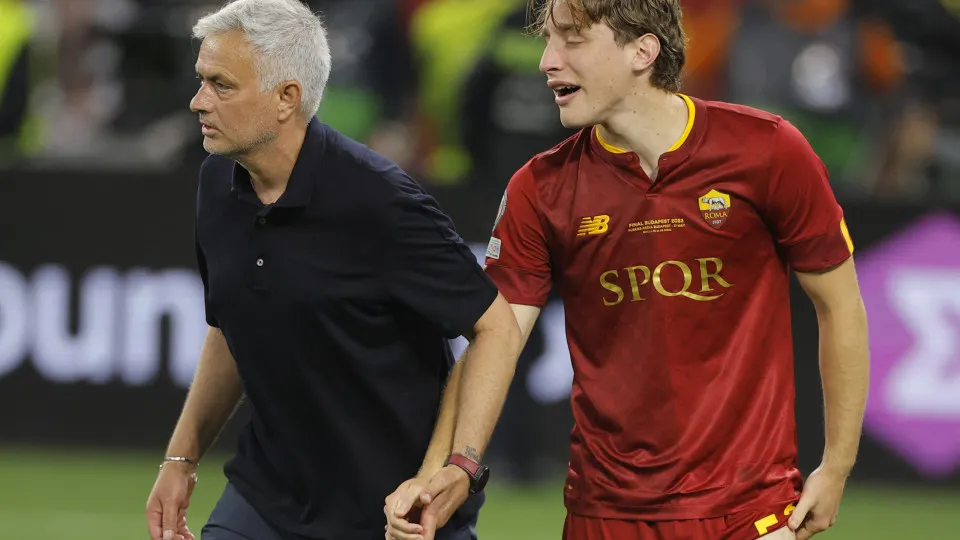 Mourinho telefonou à mãe de Bove após susto em campo