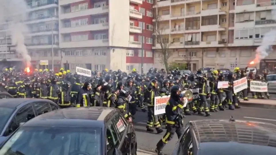 "Exigimos respeito". As imagens dos protestos dos bombeiros em Lisboa