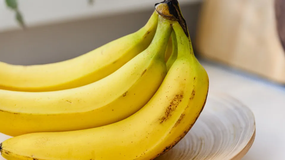 Cascas de banana no lixo? Guarde-as, faça uma infusão e dê às plantas