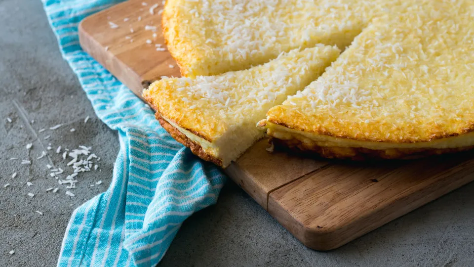 Quando lhe apetecer um doce, esta tarte de coco é uma excelente opção