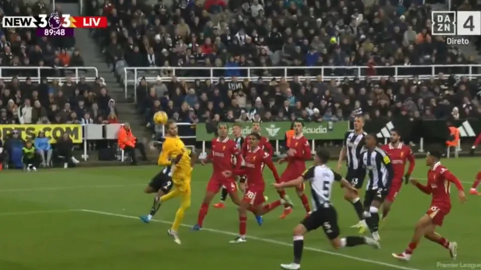 O que lhe passou pela cabeça? Guardião do Liverpool 'entregou' empate