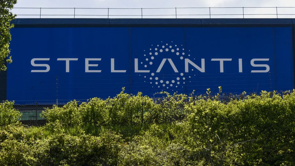 Tarifas: Stellantis adia a produção de veículos no Canadá